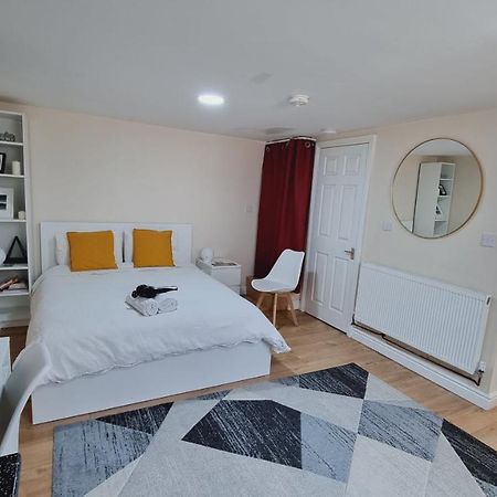 Lovely Studio-Flat With Free Parking, Free Wifi. Leeds  Bagian luar foto