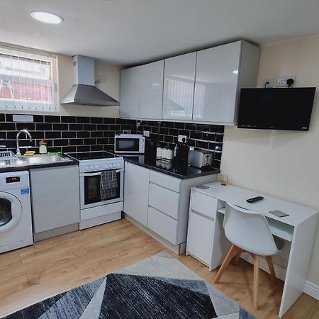 Lovely Studio-Flat With Free Parking, Free Wifi. Leeds  Bagian luar foto