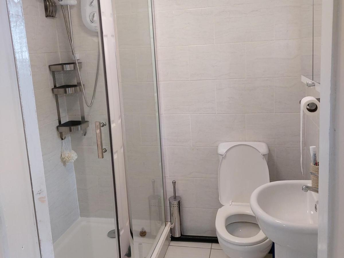 Lovely Studio-Flat With Free Parking, Free Wifi. Leeds  Bagian luar foto