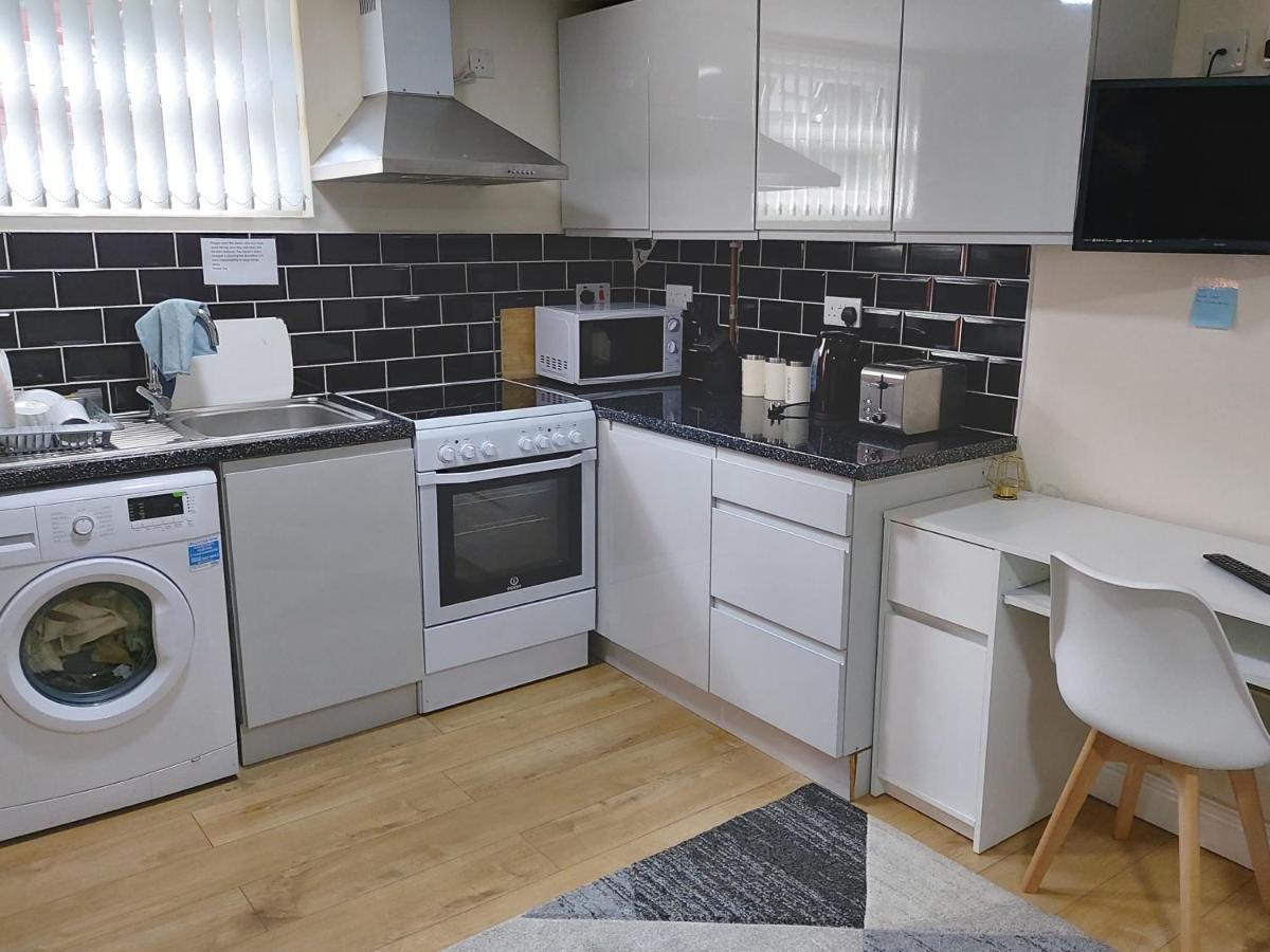 Lovely Studio-Flat With Free Parking, Free Wifi. Leeds  Bagian luar foto