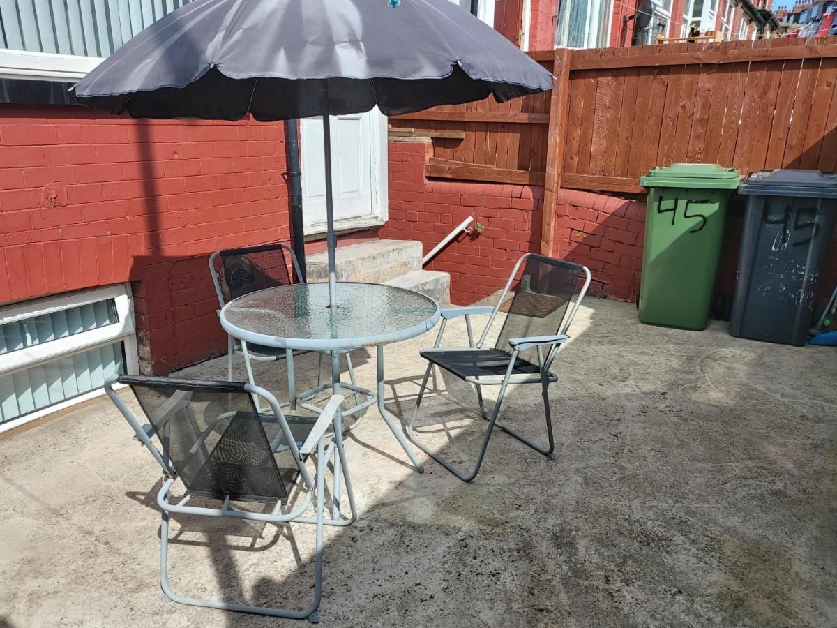 Lovely Studio-Flat With Free Parking, Free Wifi. Leeds  Bagian luar foto