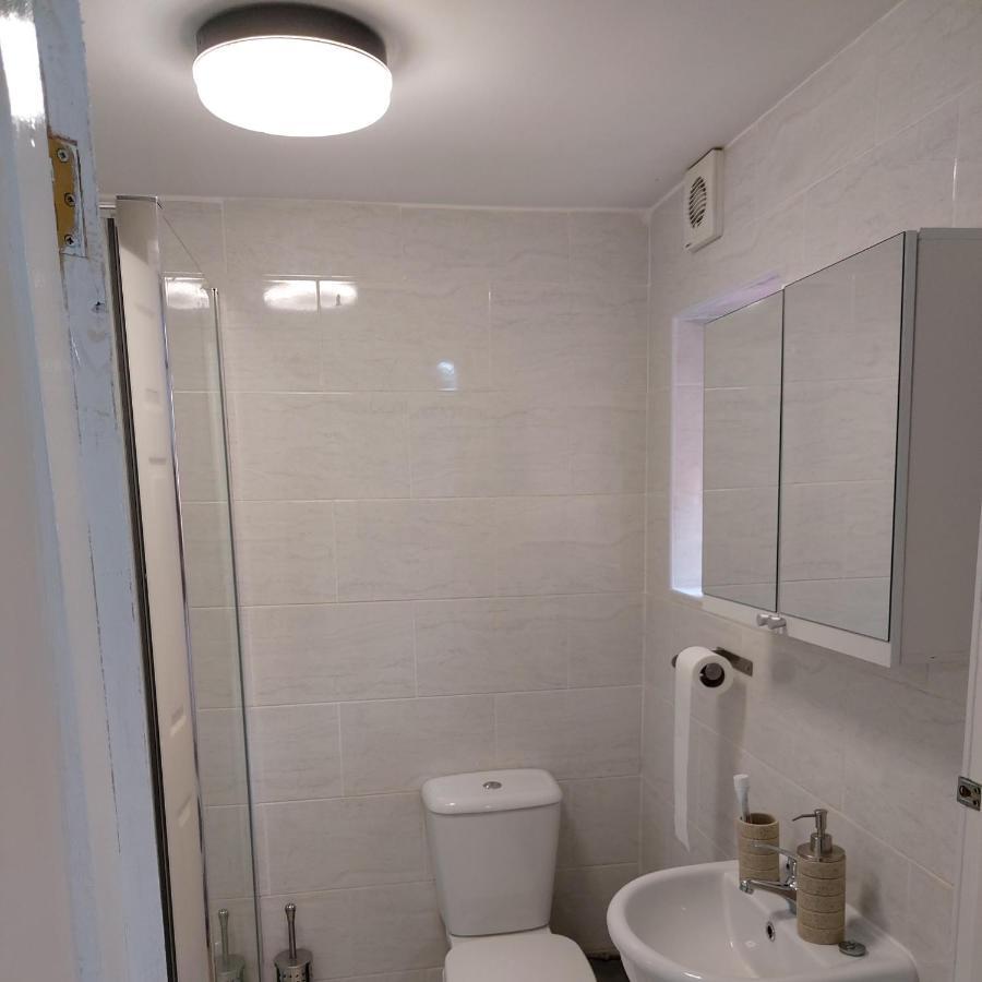 Lovely Studio-Flat With Free Parking, Free Wifi. Leeds  Bagian luar foto