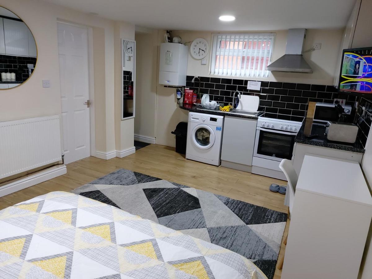 Lovely Studio-Flat With Free Parking, Free Wifi. Leeds  Bagian luar foto