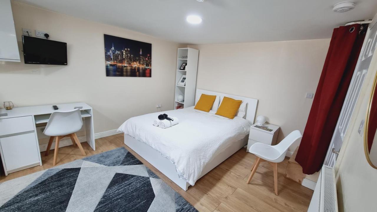 Lovely Studio-Flat With Free Parking, Free Wifi. Leeds  Bagian luar foto