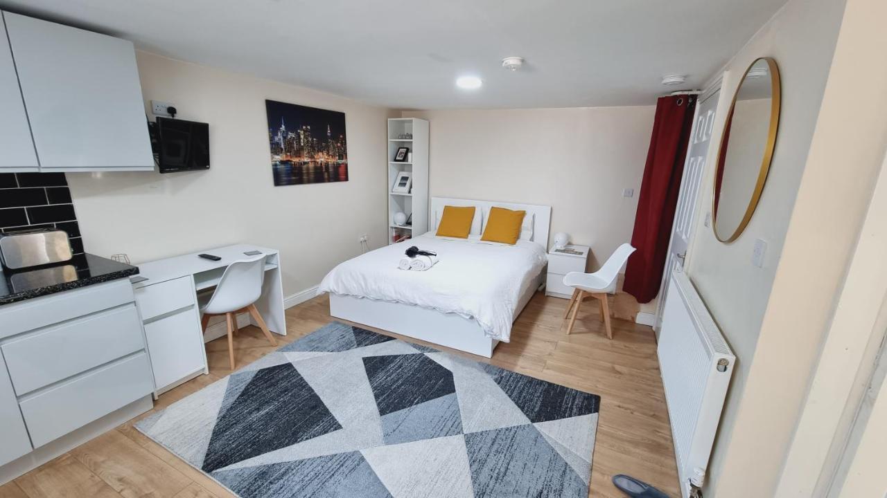 Lovely Studio-Flat With Free Parking, Free Wifi. Leeds  Bagian luar foto