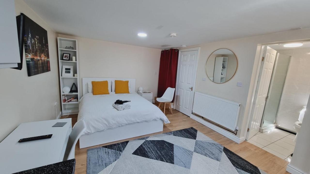Lovely Studio-Flat With Free Parking, Free Wifi. Leeds  Bagian luar foto