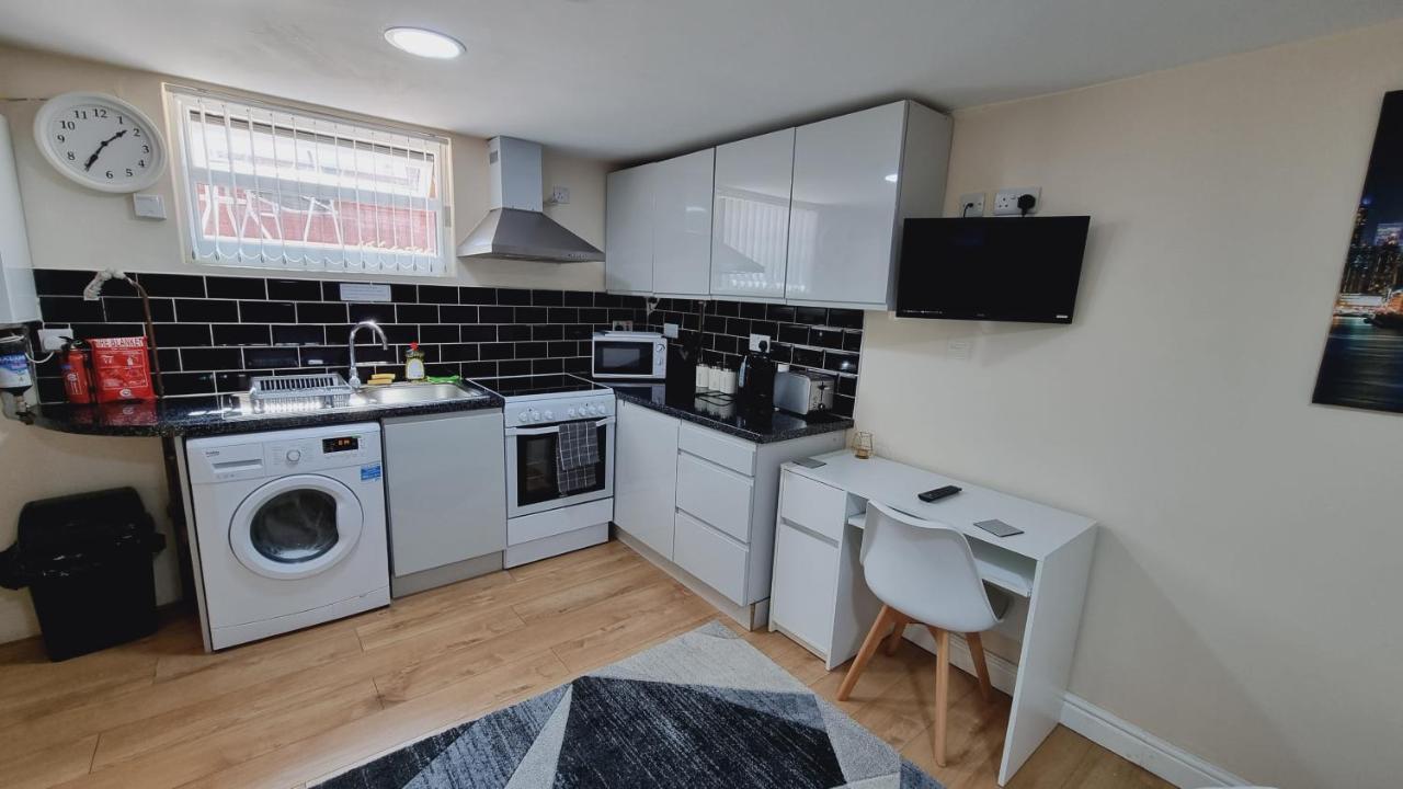 Lovely Studio-Flat With Free Parking, Free Wifi. Leeds  Bagian luar foto