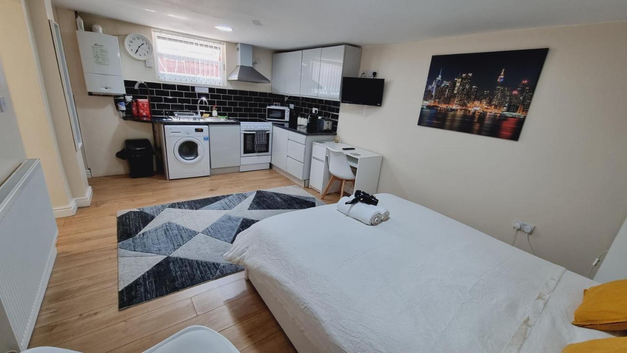 Lovely Studio-Flat With Free Parking, Free Wifi. Leeds  Bagian luar foto