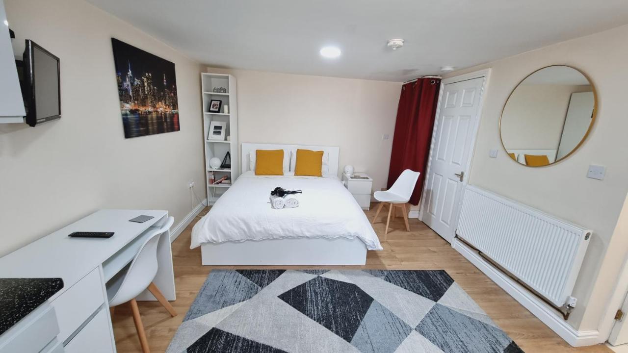 Lovely Studio-Flat With Free Parking, Free Wifi. Leeds  Bagian luar foto